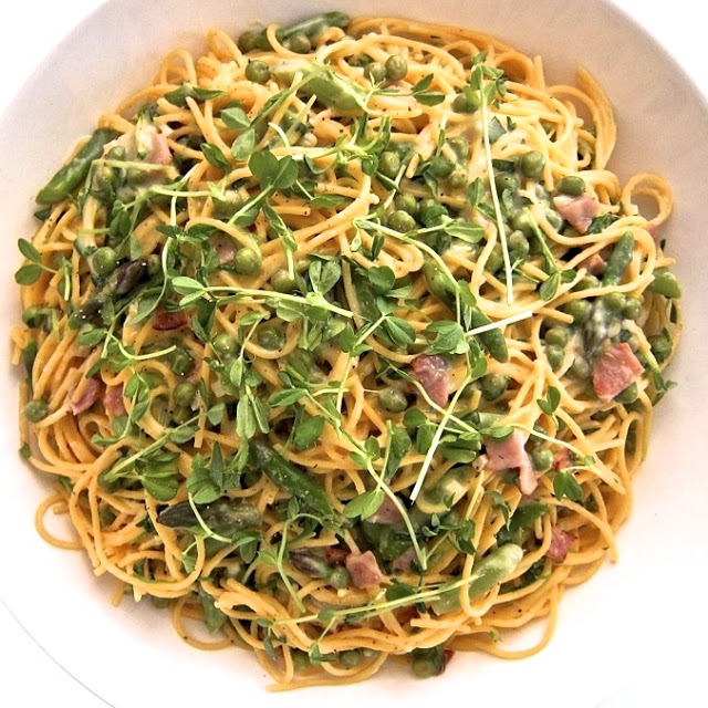 Spring Vegetable Spaghetti Carbonara | @foodiephysician