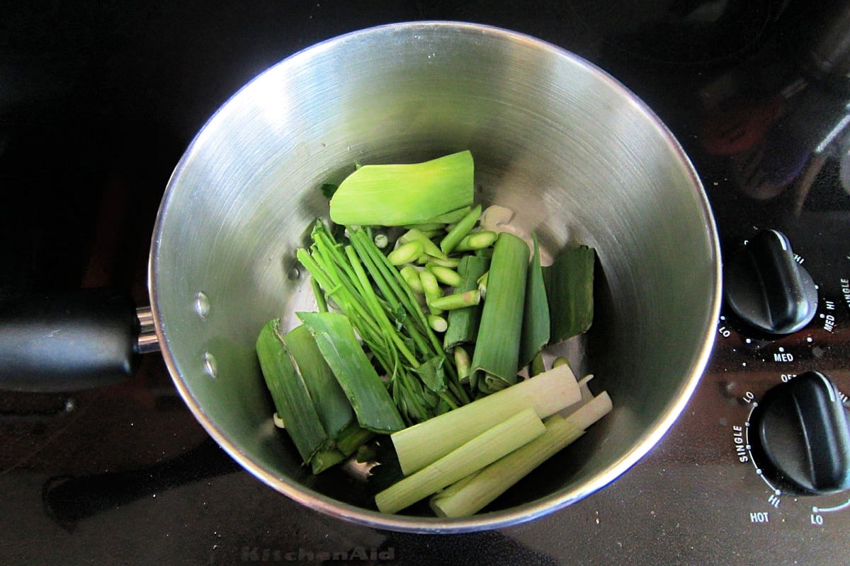 lemon risotto ingredients for stock in saucepan