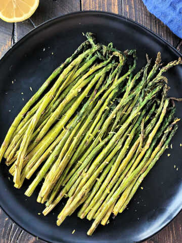 air fryer asparagus on a black plate