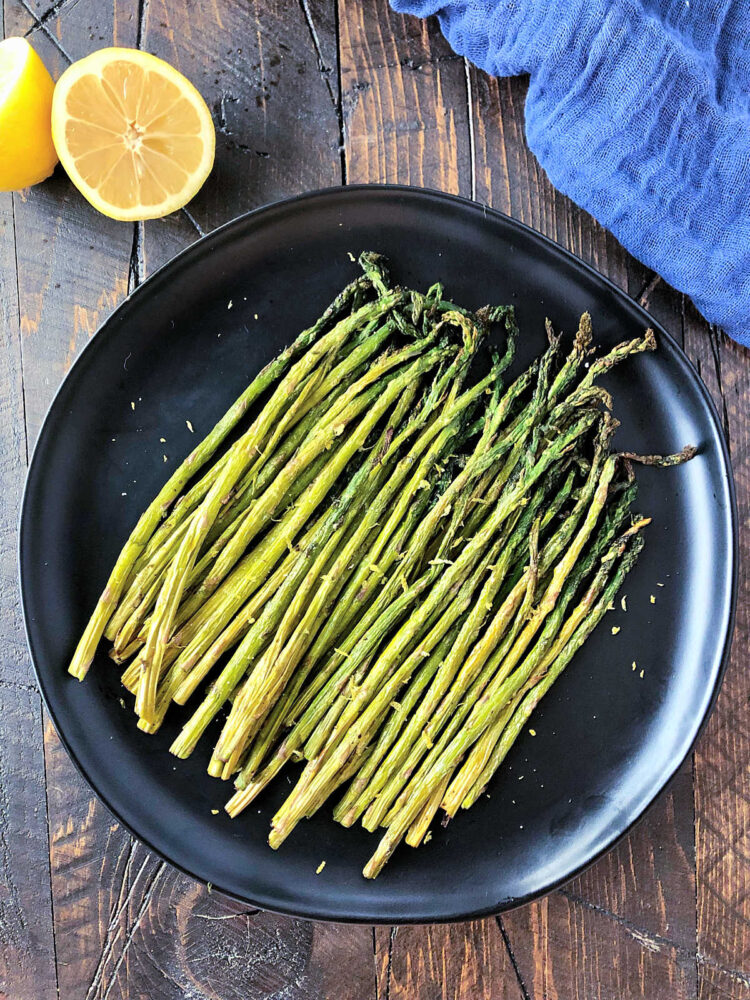 air fryer asparagus on a black plate