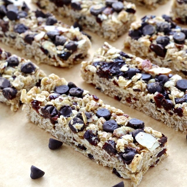 No-Bake Chocolate Cherry Almond Granola Bars | @foodiephysician