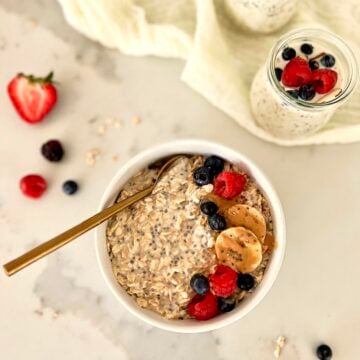 Overhead picture of healthy overnight oats in a bowl with a jar of overnights oats nearby.