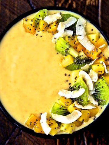 Tropical smoothie bowl in a black bowl.